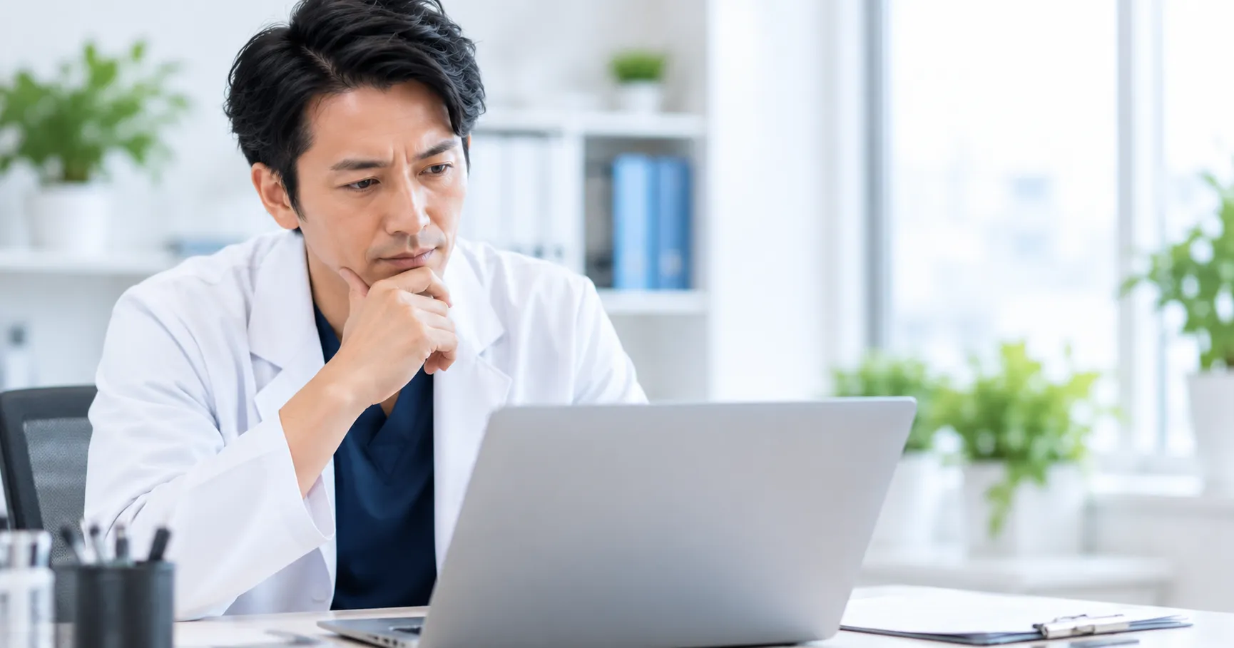 クリニックのMEO対策やGoogleマップ運用を確認する医師